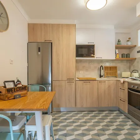 Superb Overlooking Graca In Lissabon